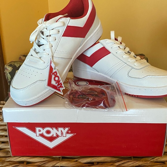 New in box women’s leather sneakers, size 7M - Picture 2 of 3